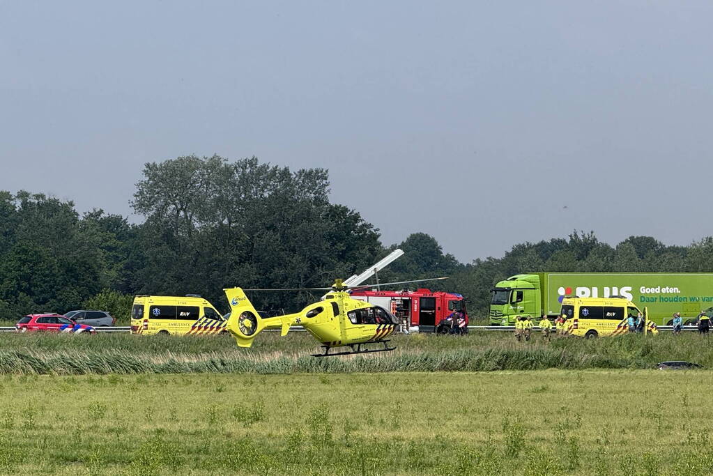 Auto raakt van snelweg en belandt in sloot, traumateam ingezet