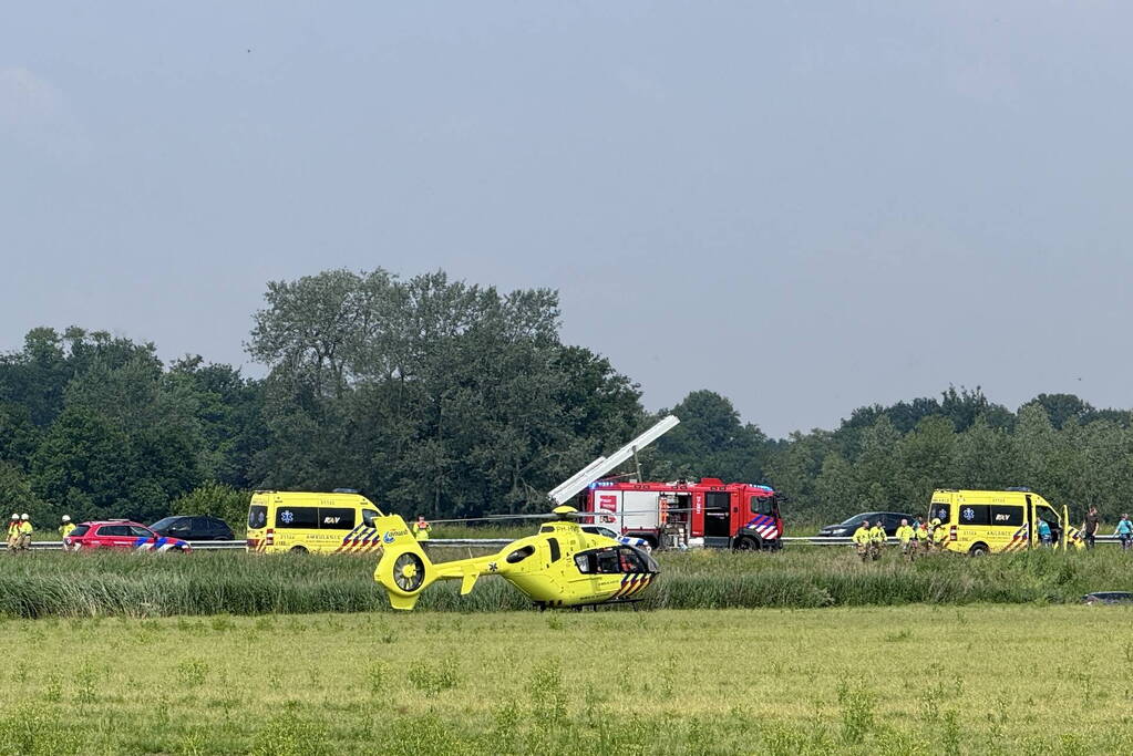 Auto raakt van snelweg en belandt in sloot, traumateam ingezet