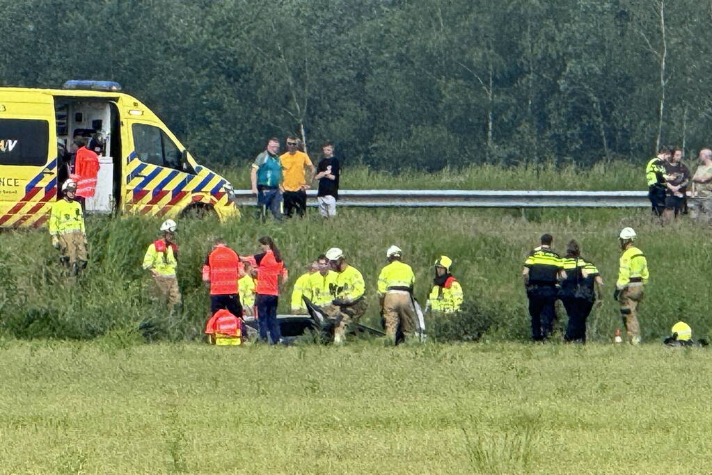 Auto raakt van snelweg en belandt in sloot, traumateam ingezet