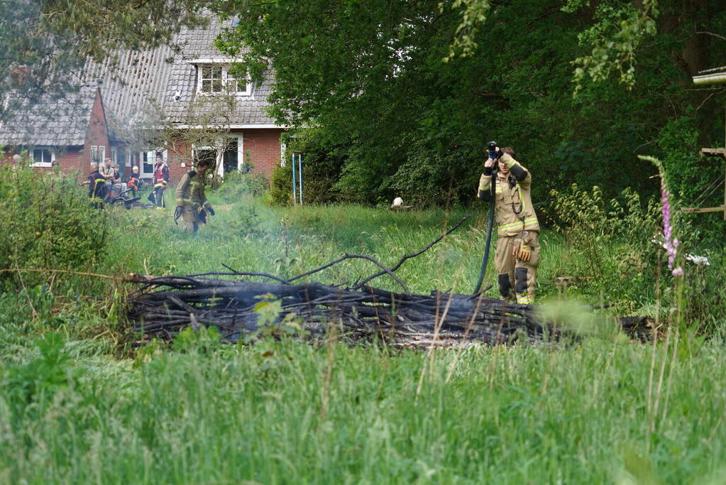 Meerdere brandhaarden rondom boerderij