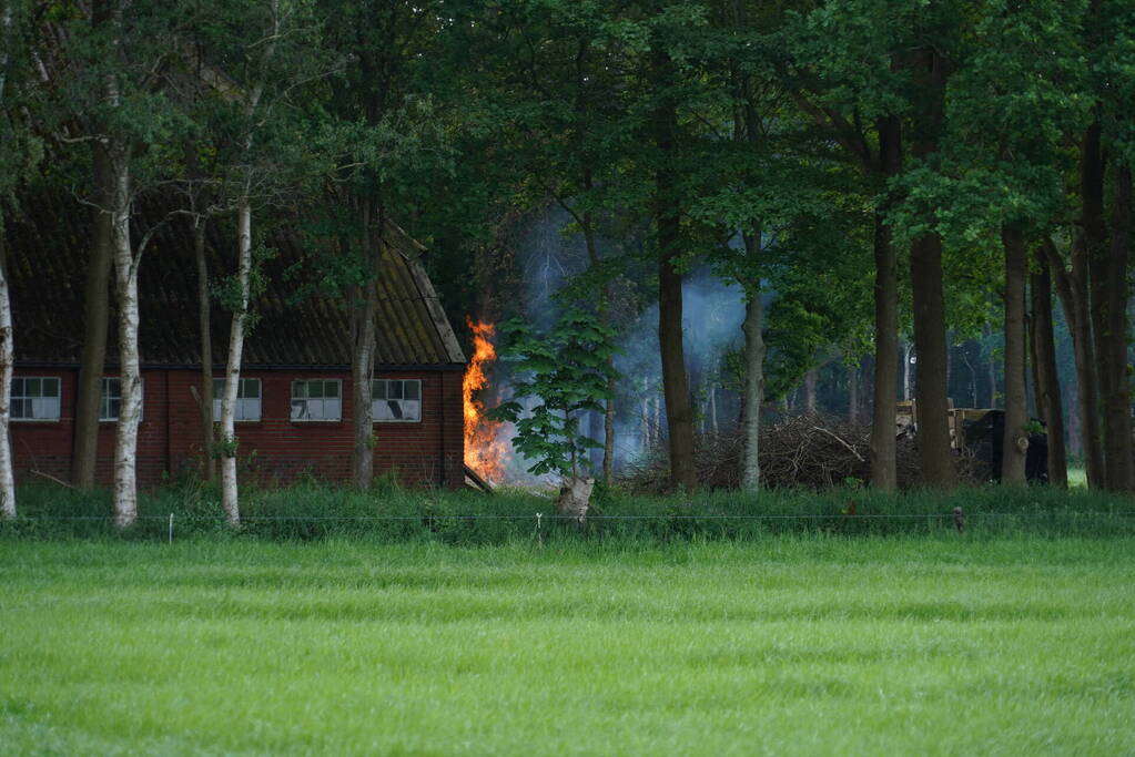 Meerdere brandhaarden rondom boerderij