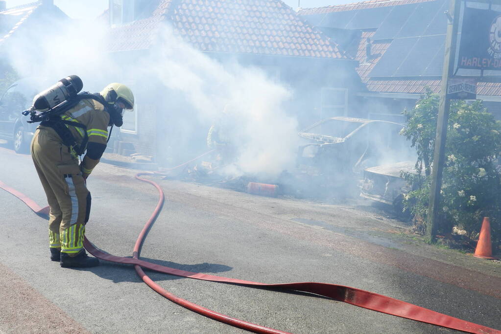 Twee voertuigen afgebrand tijdens werkzaamheden