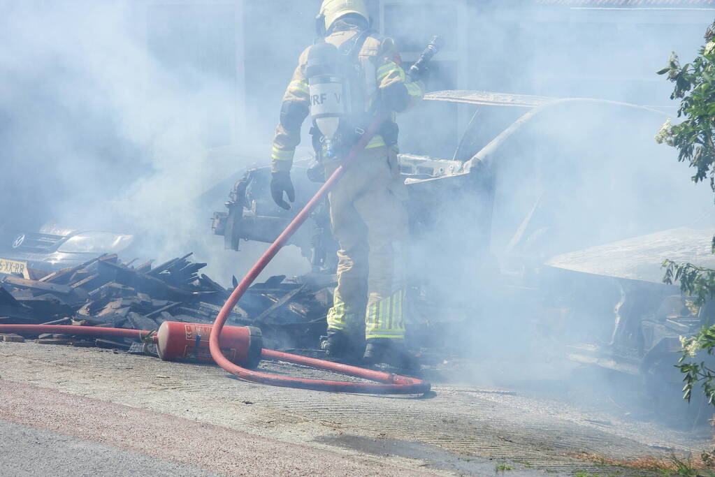 Twee voertuigen afgebrand tijdens werkzaamheden