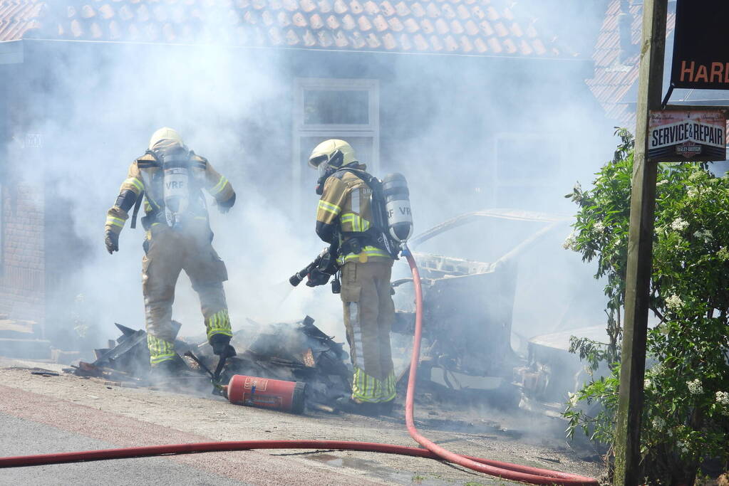 Twee voertuigen afgebrand tijdens werkzaamheden