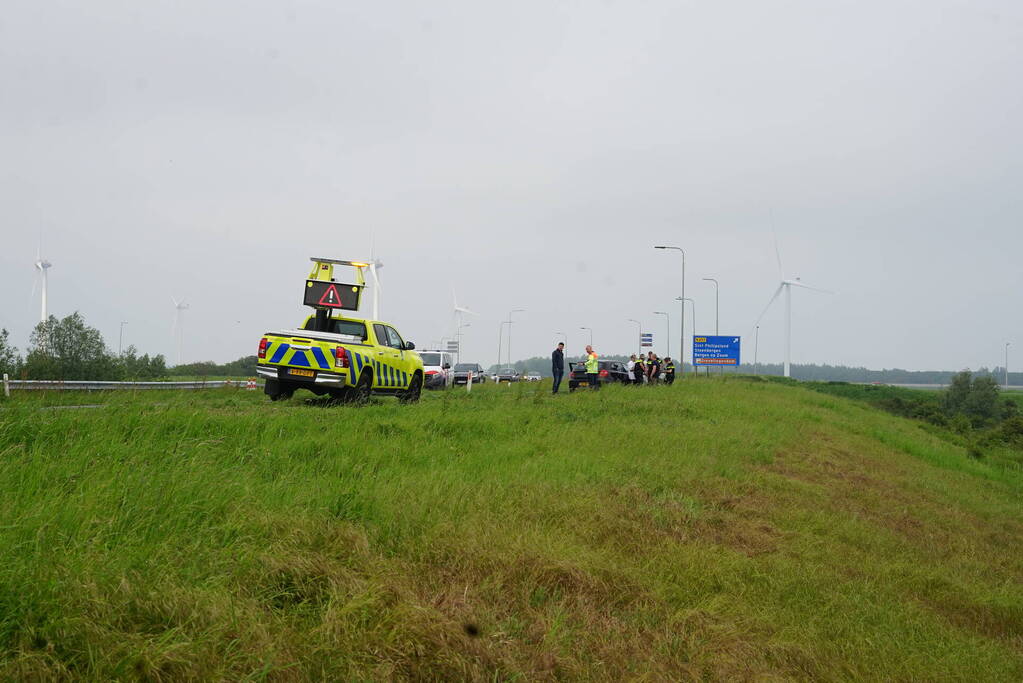 Auto raakt van weg, dronken inzittenden gaan gevecht aan met politie