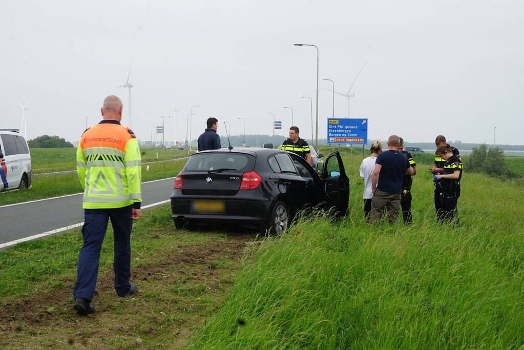 Auto raakt van weg, dronken inzittenden gaan gevecht aan met politie