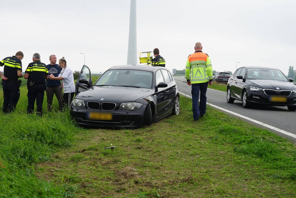 Auto raakt van weg, dronken inzittenden gaan gevecht aan met politie