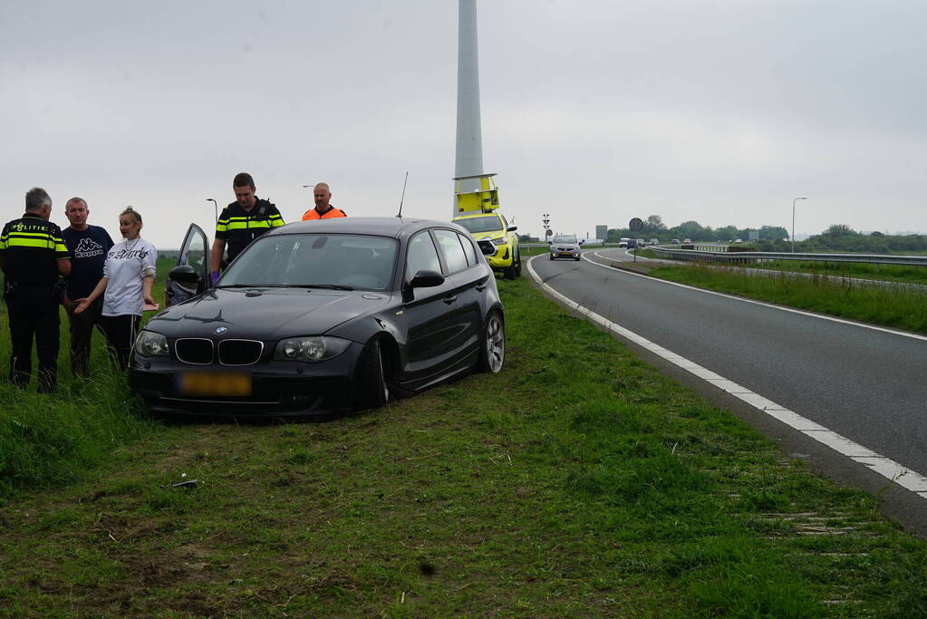 Auto raakt van weg, dronken inzittenden gaan gevecht aan met politie