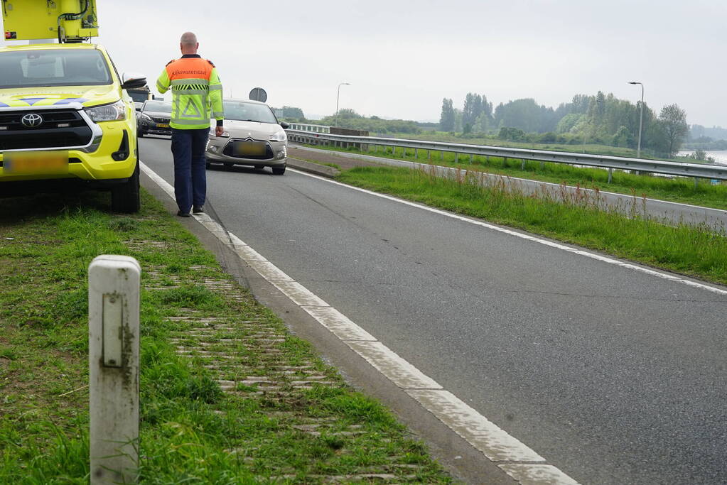 Auto raakt van weg, dronken inzittenden gaan gevecht aan met politie