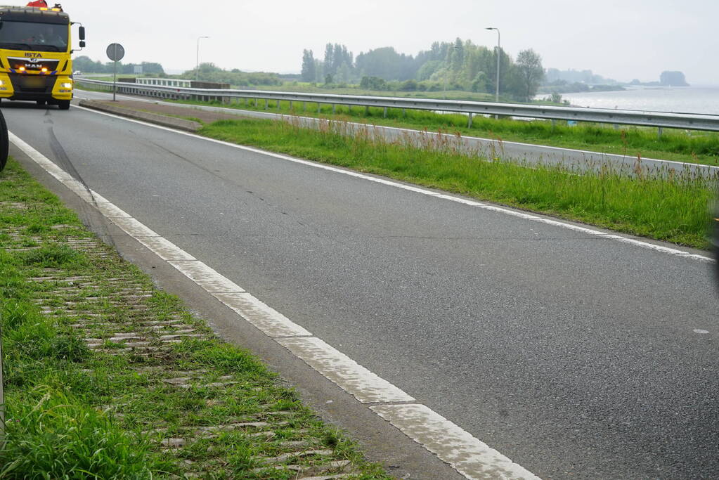 Auto raakt van weg, dronken inzittenden gaan gevecht aan met politie