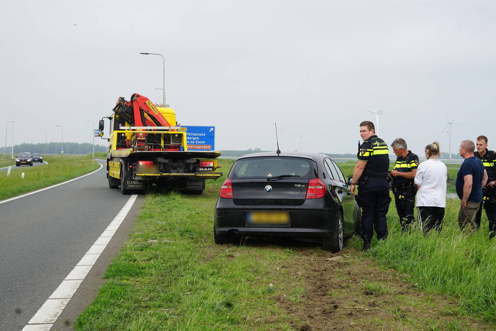 Auto raakt van weg, dronken inzittenden gaan gevecht aan met politie