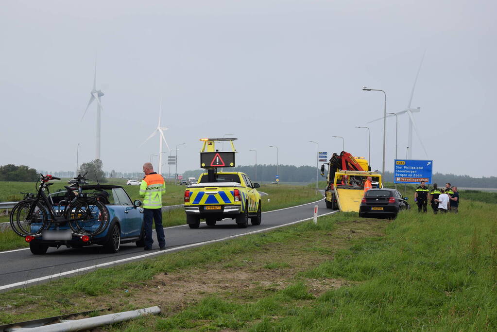 Auto raakt van weg, dronken inzittenden gaan gevecht aan met politie