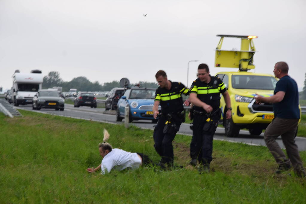 Auto raakt van weg, dronken inzittenden gaan gevecht aan met politie