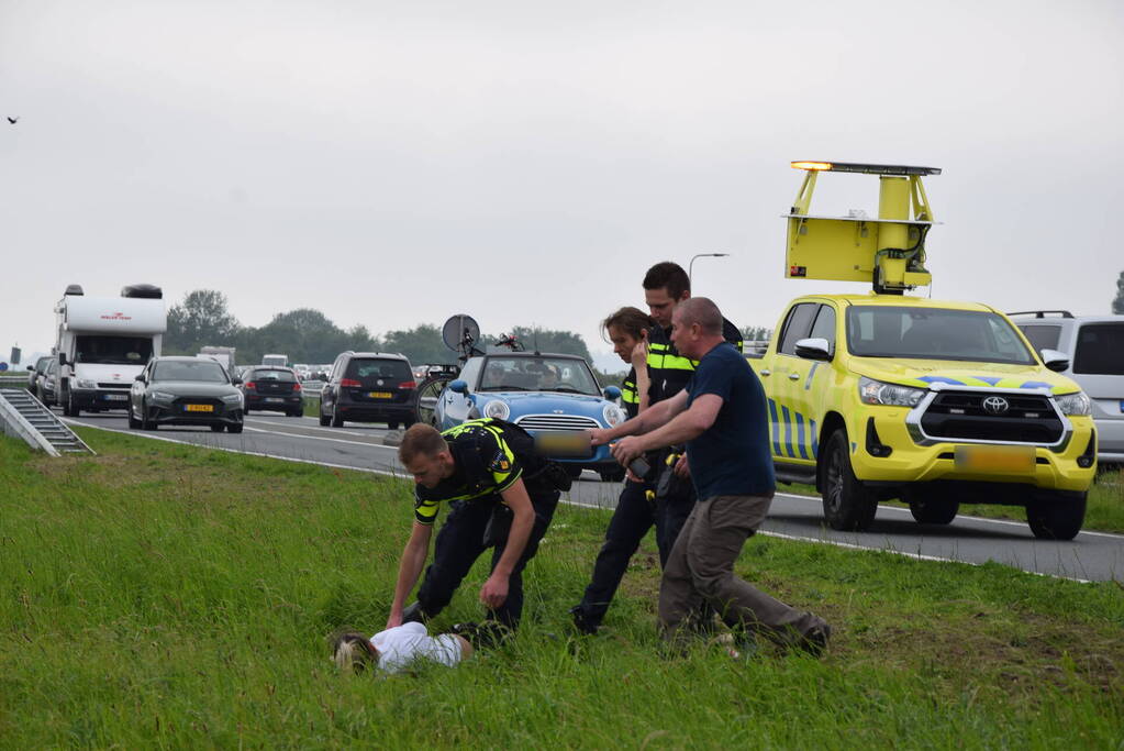 Auto raakt van weg, dronken inzittenden gaan gevecht aan met politie