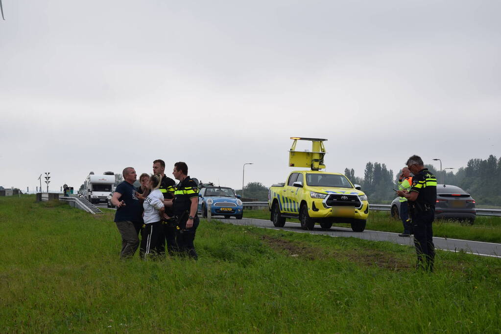 Auto raakt van weg, dronken inzittenden gaan gevecht aan met politie