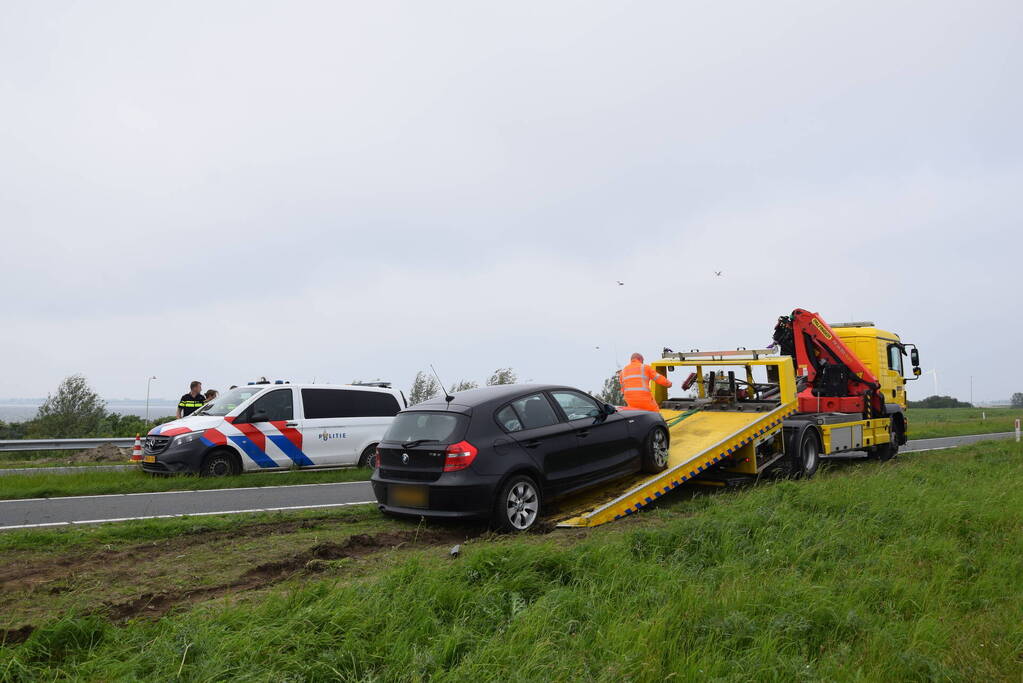 Auto raakt van weg, dronken inzittenden gaan gevecht aan met politie