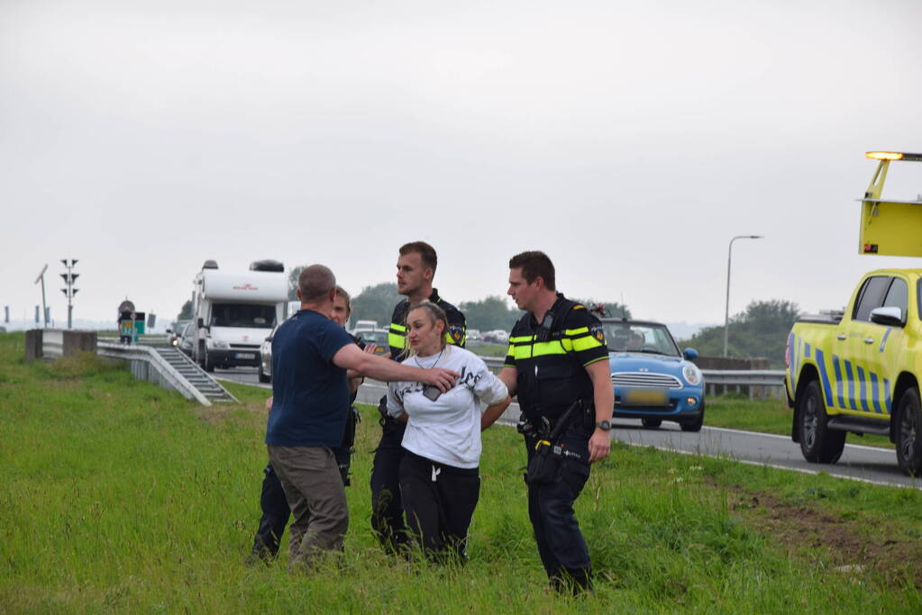 Auto raakt van weg, dronken inzittenden gaan gevecht aan met politie