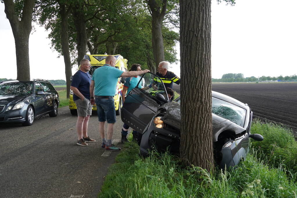 Automobilist gewond na crash tegen boom