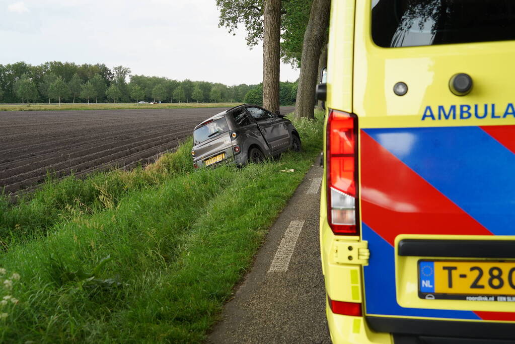 Automobilist gewond na crash tegen boom