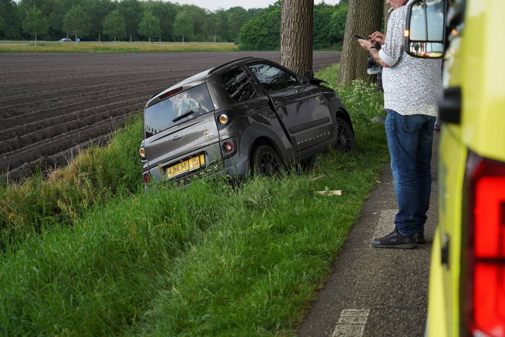 Automobilist gewond na crash tegen boom