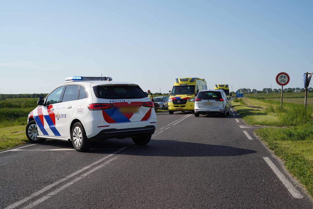 Fietser door auto geschept tijdens oversteek