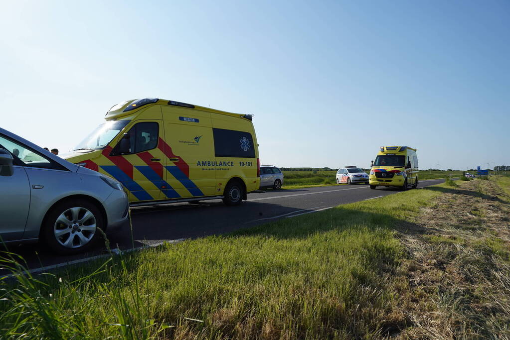 Fietser door auto geschept tijdens oversteek