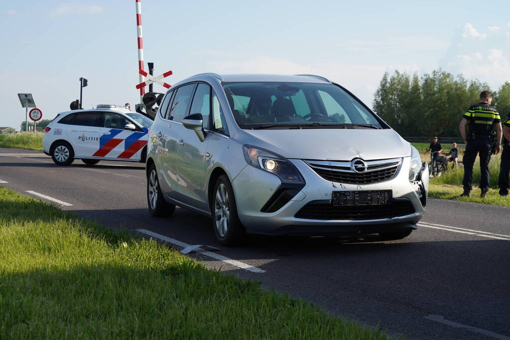 Fietser door auto geschept tijdens oversteek