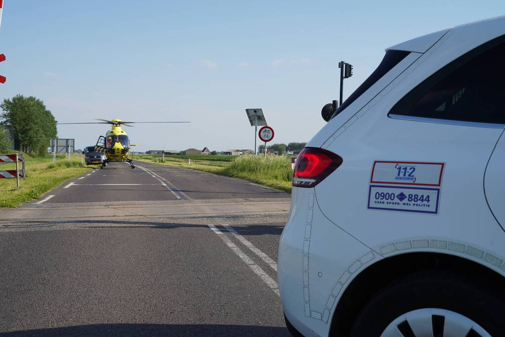 Fietser door auto geschept tijdens oversteek