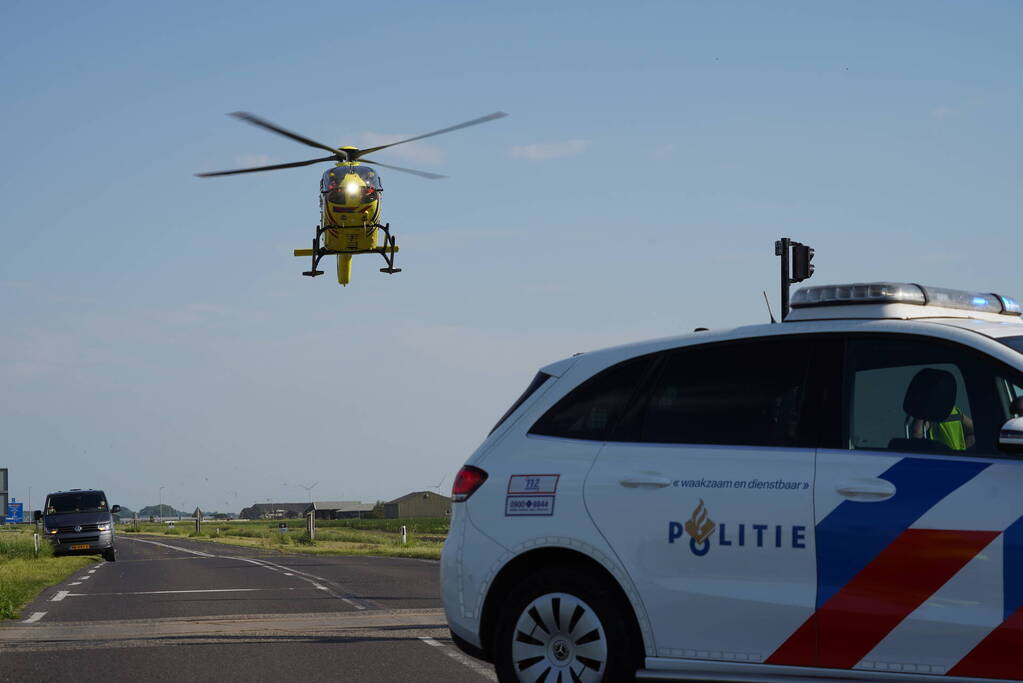 Fietser door auto geschept tijdens oversteek