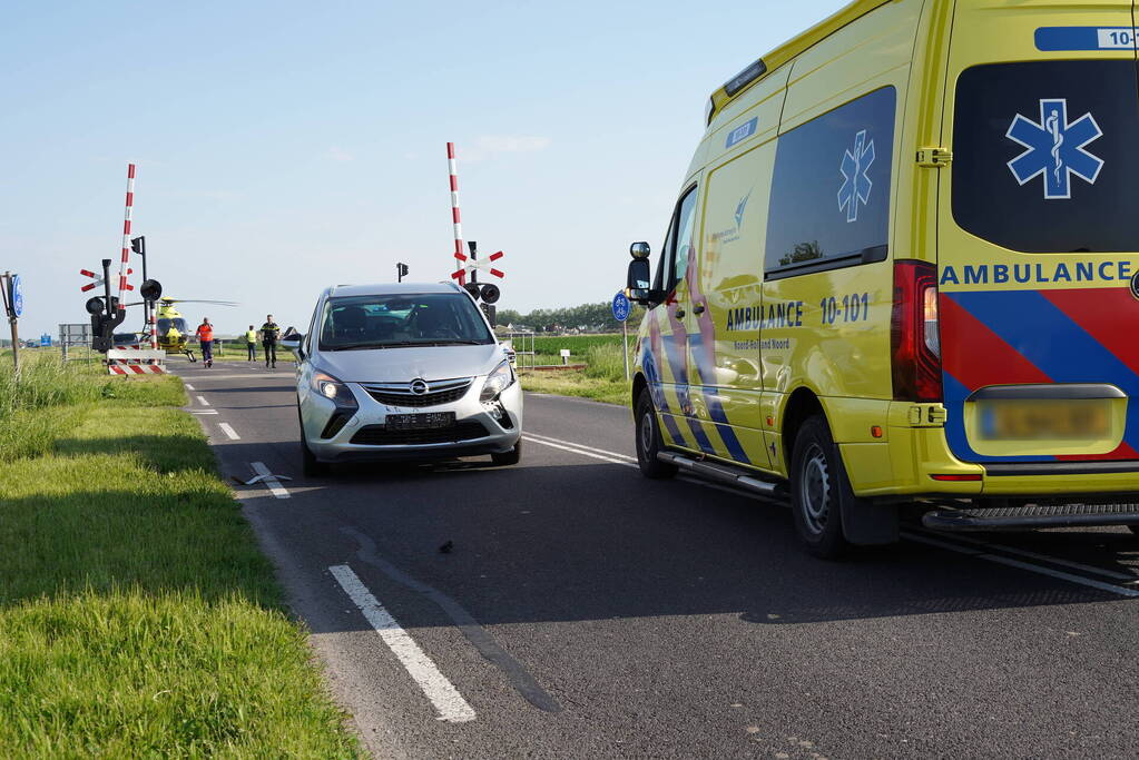 Fietser door auto geschept tijdens oversteek