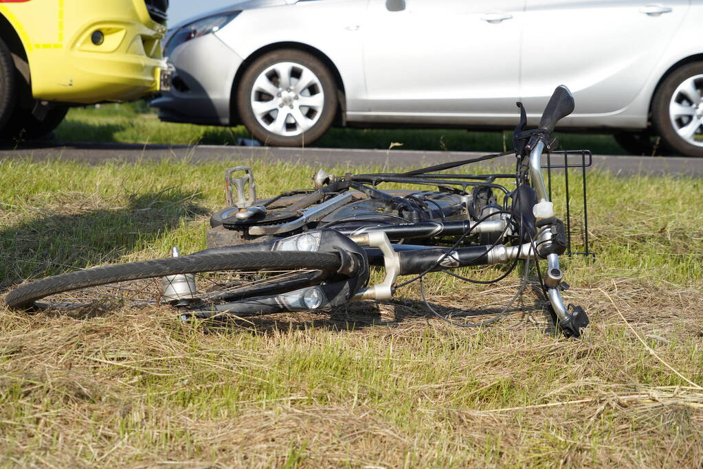 Fietser door auto geschept tijdens oversteek