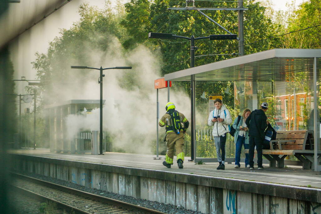 Flinke rookontwikkeling door brand op treinstation