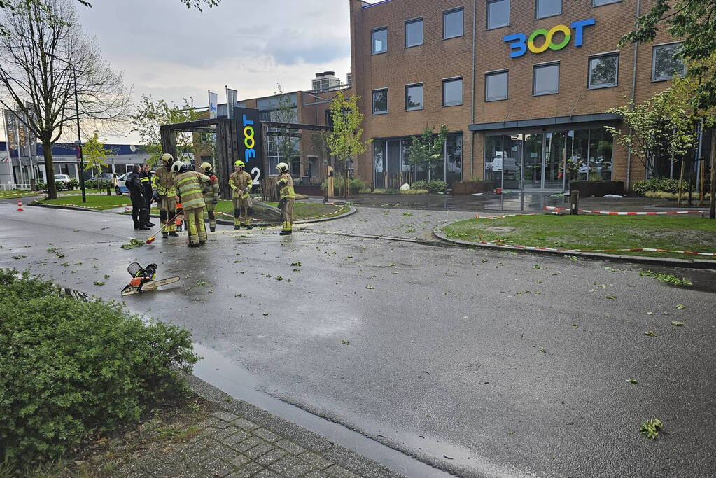 Weg geblokkeerd door omgevallen boom