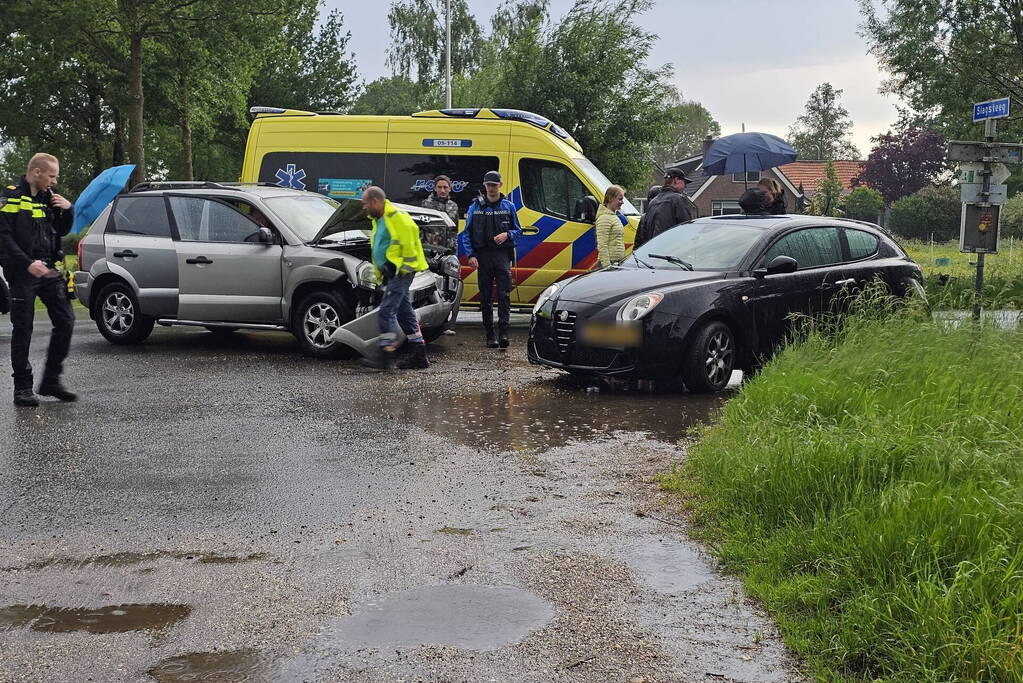 Schade na botsing tussen auto's op kruising