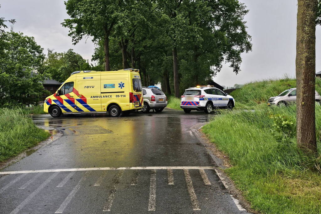 Schade na botsing tussen auto's op kruising