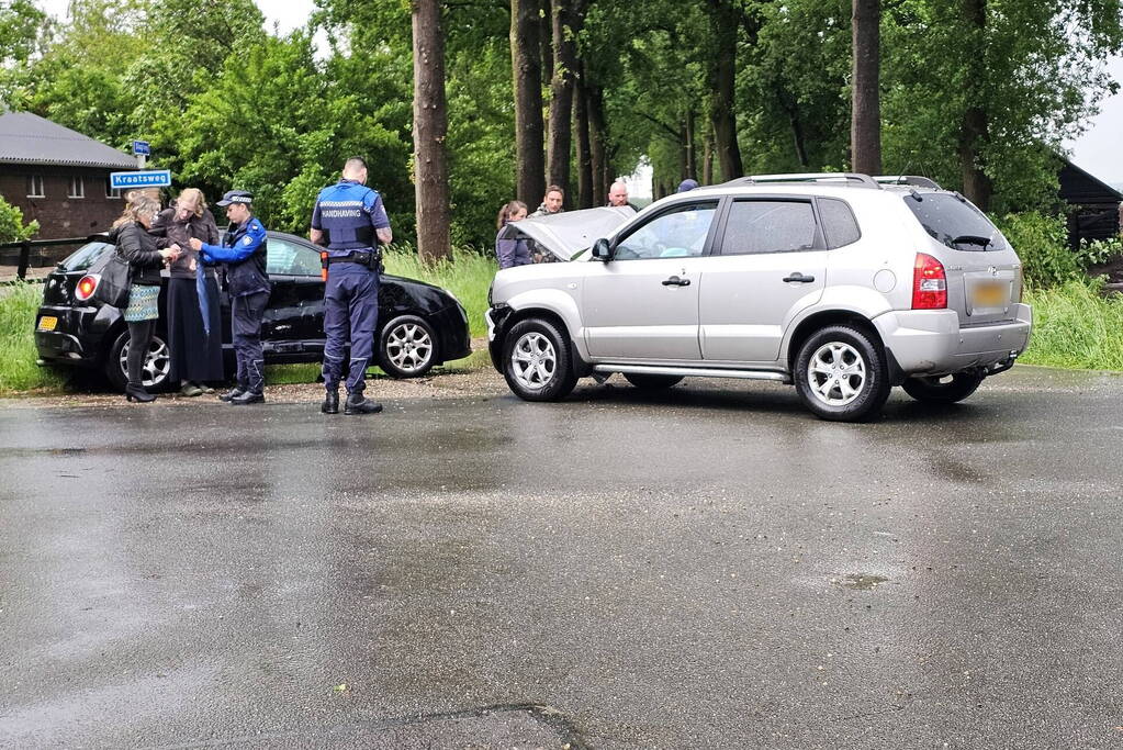 Schade na botsing tussen auto's op kruising