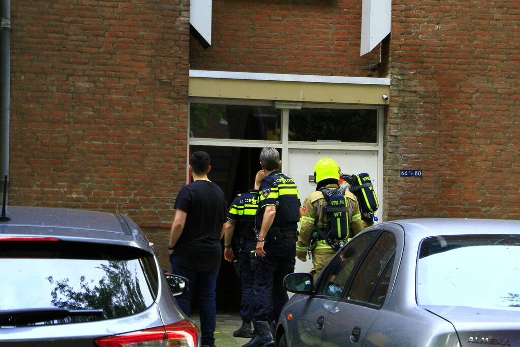 Brandweer blust brand in flat