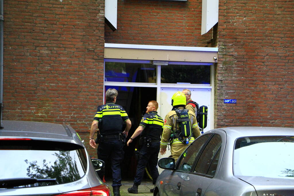 Brandweer blust brand in flat