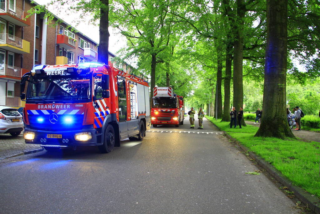 Brandweer blust brand in flat