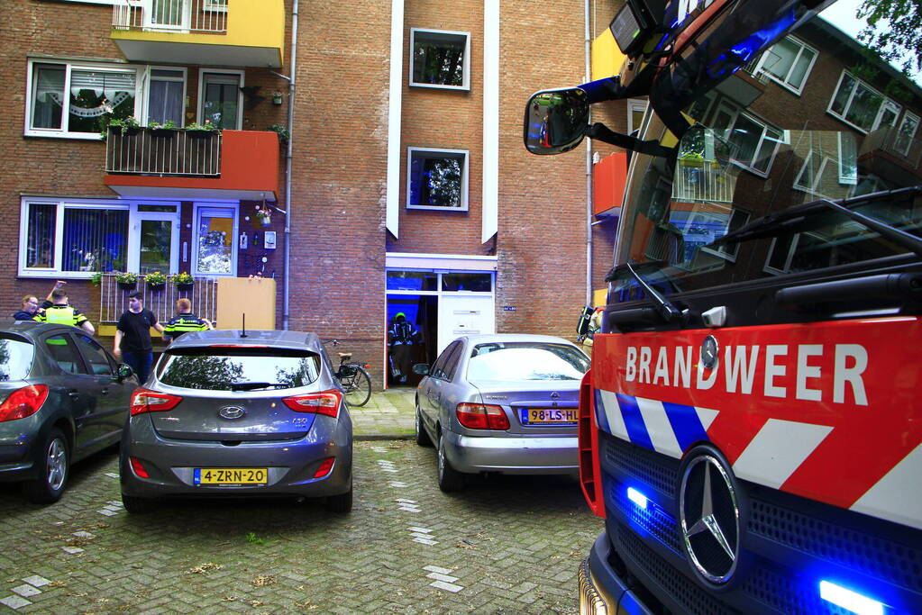 Brandweer blust brand in flat