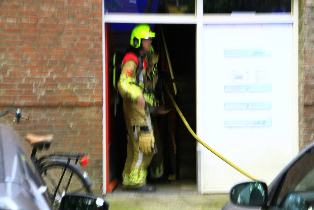 Brandweer blust brand in flat