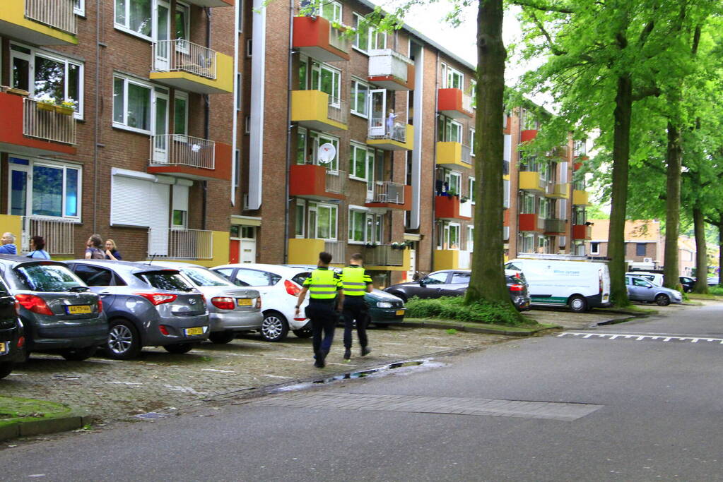 Brandweer blust brand in flat