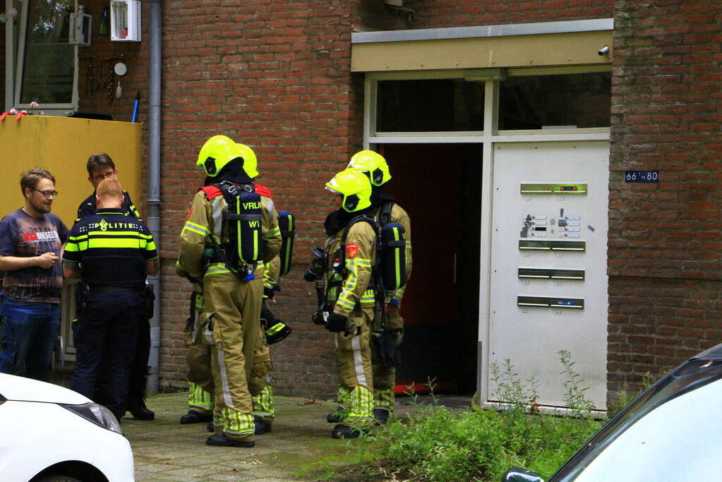 Brandweer blust brand in flat