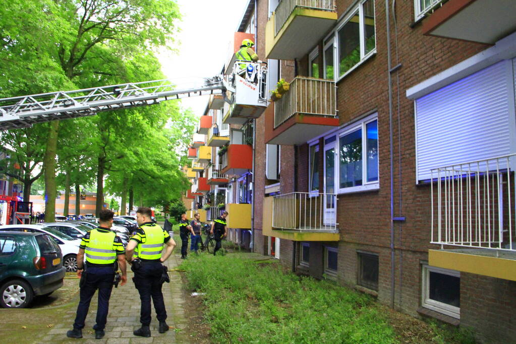 Brandweer blust brand in flat