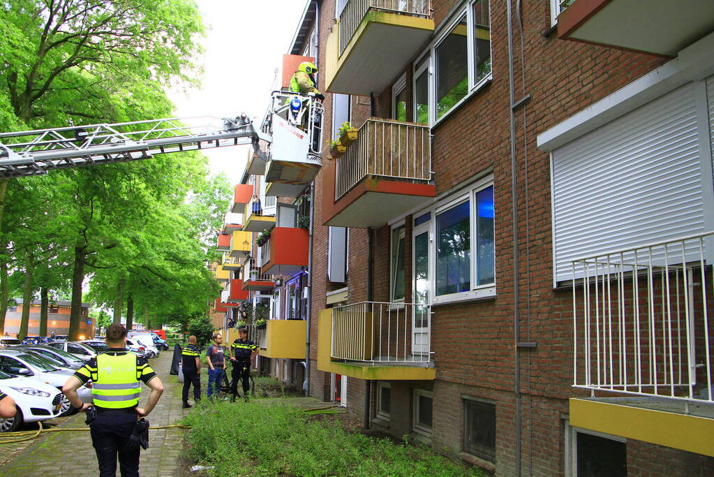 Brandweer blust brand in flat