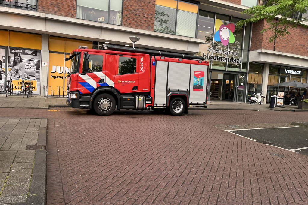 Brandweer onderzoekt gaslucht in supermarkt