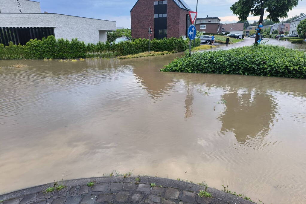 Dorp ondergestroomd, schade enorm