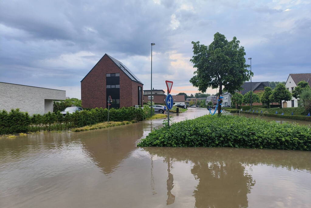 Dorp ondergestroomd, schade enorm