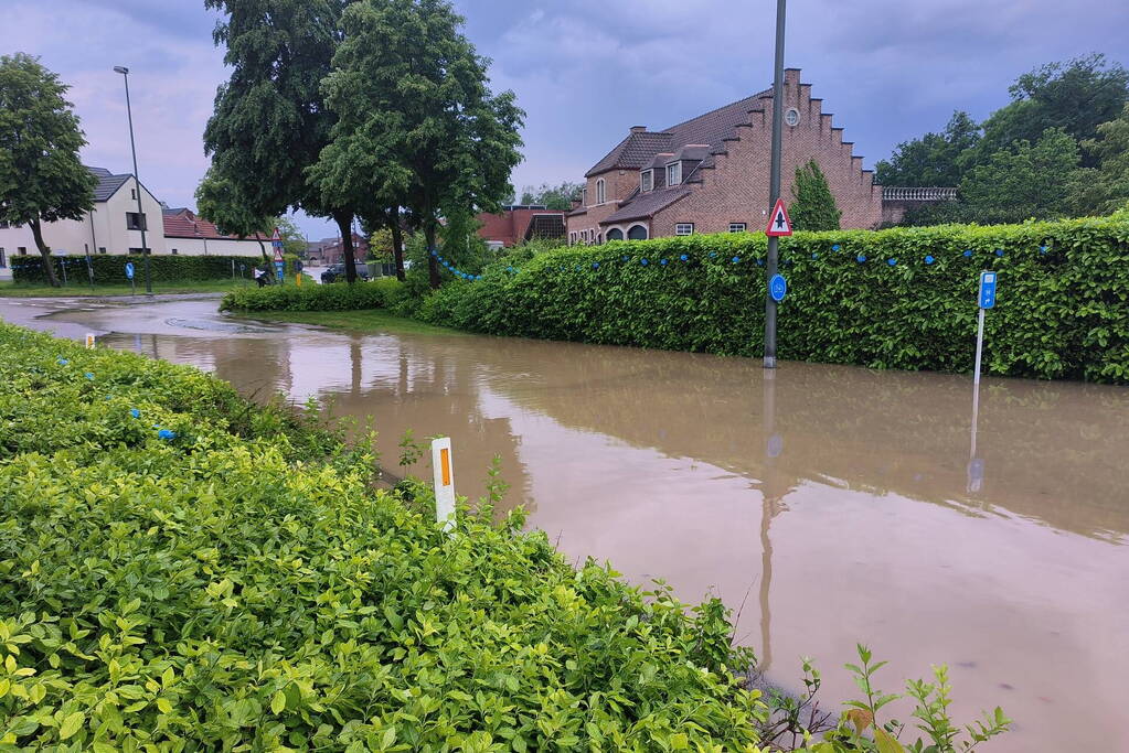 Dorp ondergestroomd, schade enorm