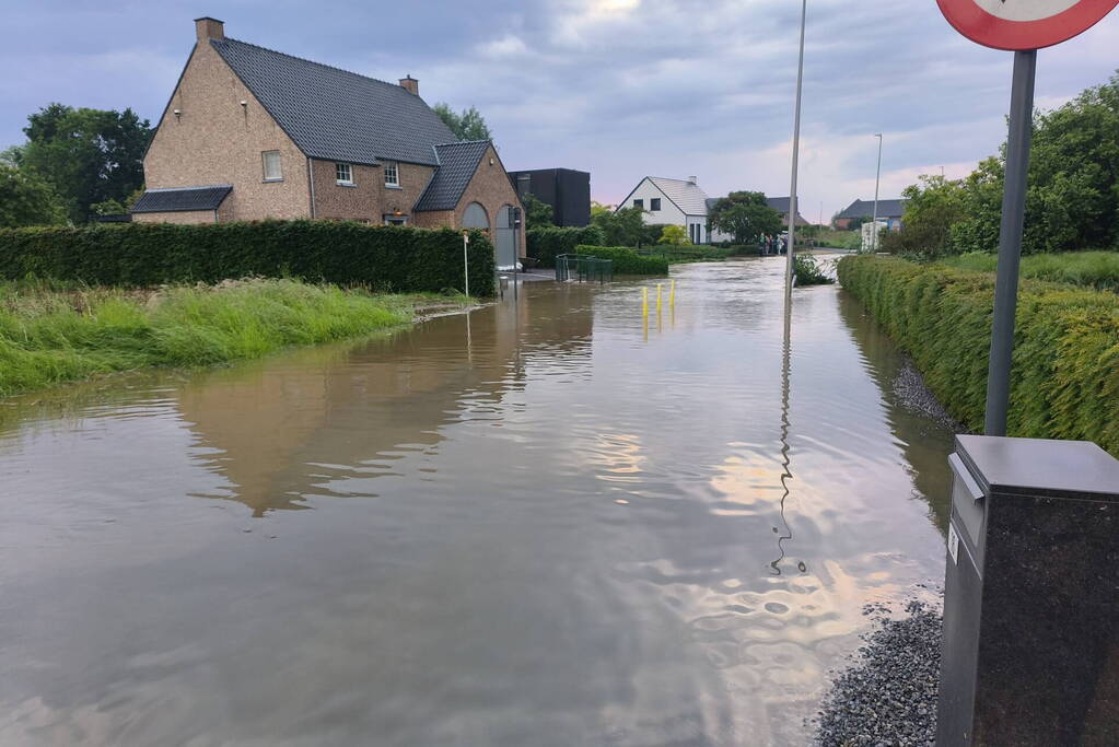 Dorp ondergestroomd, schade enorm